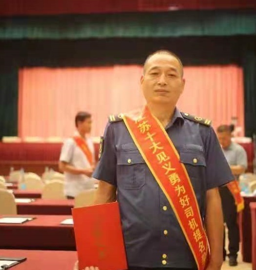 　　積極開展?fàn)幭葎?chuàng)優(yōu)活動(dòng)。圍繞“爭(zhēng)先創(chuàng)優(yōu)、文明服務(wù)”的目標(biāo)定位，于今年初啟動(dòng)“服務(wù)之星”和“紅旗車隊(duì)”評(píng)選活動(dòng)，細(xì)化量化評(píng)選細(xì)則和考核指標(biāo)，每2個(gè)月開展一次“服務(wù)之星”評(píng)比，每季度開展一次“紅旗車隊(duì)”評(píng)選?；顒?dòng)開展以來(lái)，先后有144名駕駛員獲評(píng)“服務(wù)之星”，4支車隊(duì)獲得“紅旗車隊(duì)”榮譽(yù)。駕駛員沈斌、劉開庭獲得第六屆“江蘇十大見義勇為好司機(jī)”提名獎(jiǎng)。