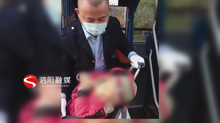 　　老人要抱孩子，又要拿兒童車，體力上吃不消，楊軍和其他九位同事每次遇到這對(duì)祖孫倆都會(huì)搭把手。他們說，只要上了車就是我們的乘客，作為公交車司機(jī)，我們就要對(duì)他們盡責(zé)。時(shí)間長了，彼此熟悉了，司機(jī)們還專門讓乘客給祖孫倆預(yù)留“專座”。  　　泗陽交通產(chǎn)業(yè)集團(tuán)城市公交分公司107路公交車司機(jī) 楊軍：有時(shí)候我們把后門打開的時(shí)候，我們從駕駛室方位還沒下來的時(shí)候，就有乘客已經(jīng)開始主動(dòng)的幫忙去搭手了，幫祖孫倆上了車。